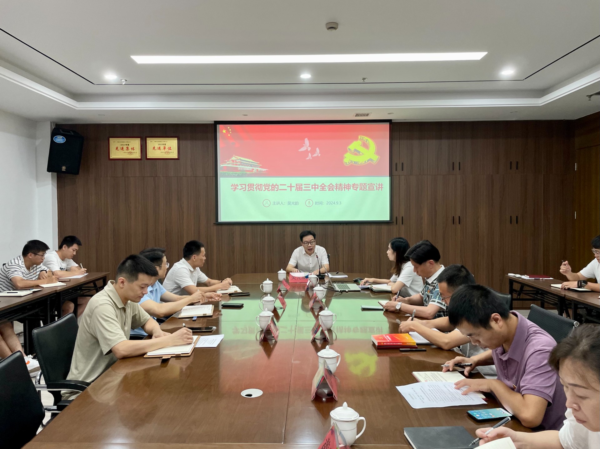 市交投集團(tuán)領(lǐng)導(dǎo)深入市交投物流集團(tuán)市交投勘察設(shè)計公司開展聯(lián)系點工作，葉嵐清拍攝1.jpg